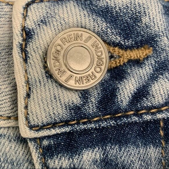 Indigo Rein Recycled Juniors Acid Wash Distressed Denim Bermuda Shorts, Sz 1/24 - Picture 4 of 14